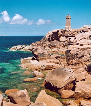 Le fameux phare de Mean Ruz, trônant fièrement au coeur de la côte de granite rose, entre Trestraou et Ploumanac'h