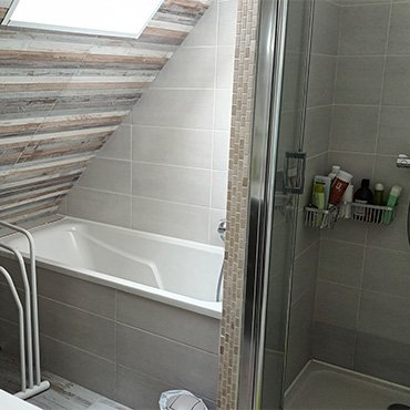 Ty Sklaer, maison de vacances en location à Port-Blanc : salle de bain et douche au premier étage