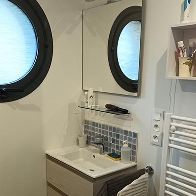 Ty Sklaer, maison de vacances en location à Port-Blanc : la salle d'eau du rez-de-chaussée