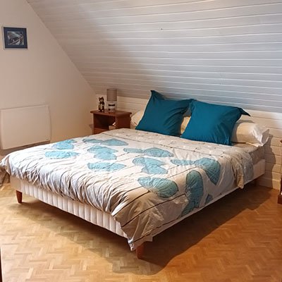Ty Sklaer, maison de vacances en location à Port-Blanc : la chambre bleue